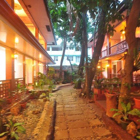 Lola Itang Pension House Tiniguiban Екстер'єр фото