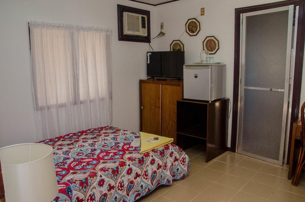 Lola Itang Pension House Tiniguiban Екстер'єр фото