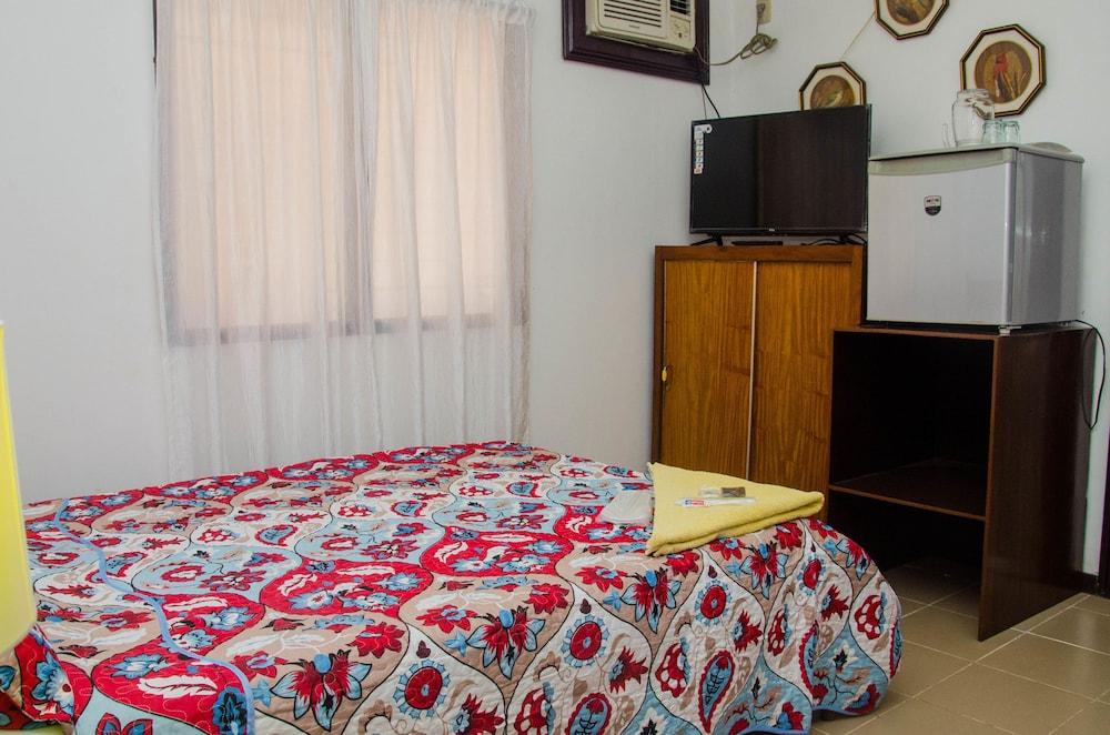 Lola Itang Pension House Tiniguiban Екстер'єр фото