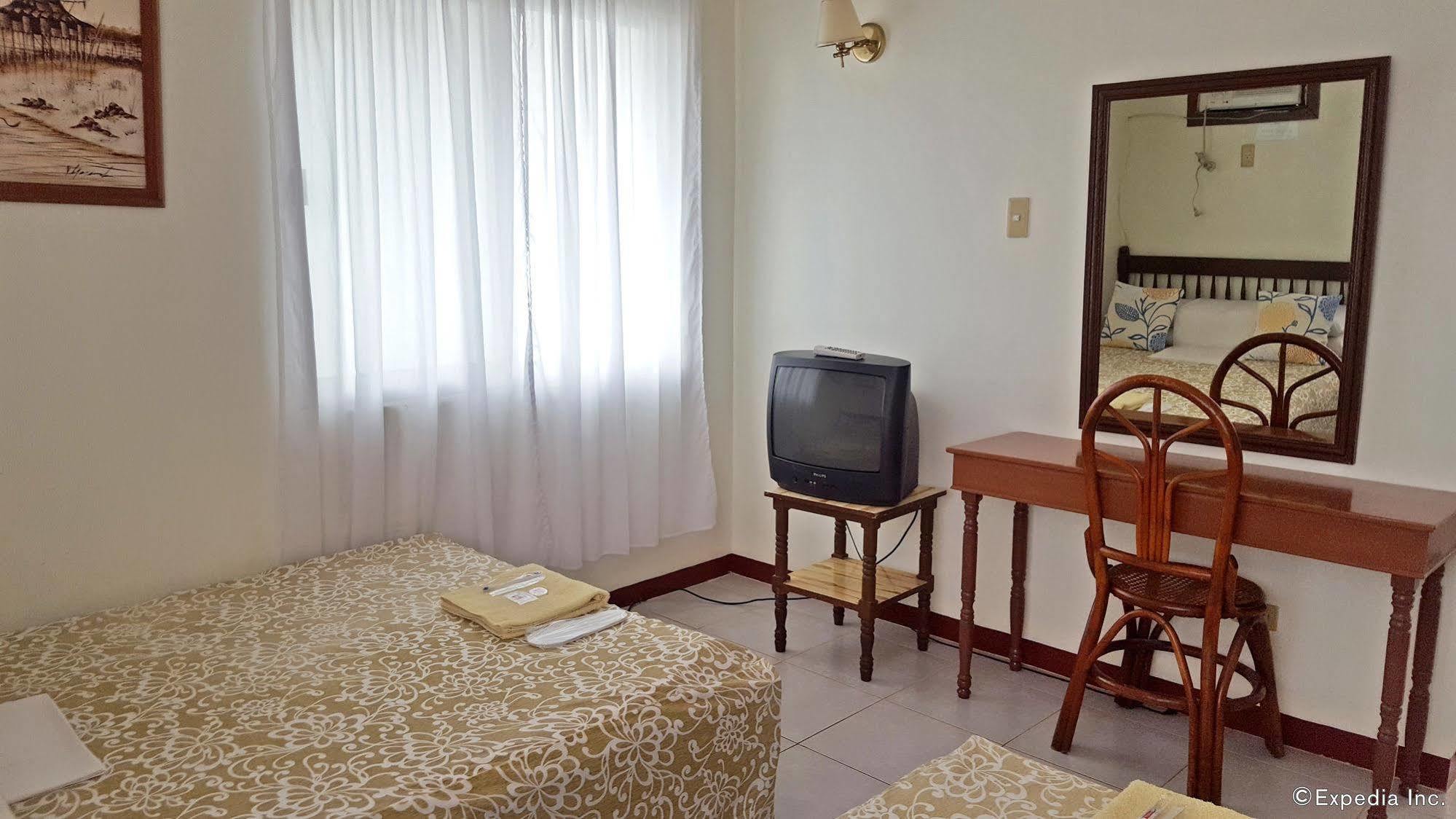 Lola Itang Pension House Tiniguiban Екстер'єр фото