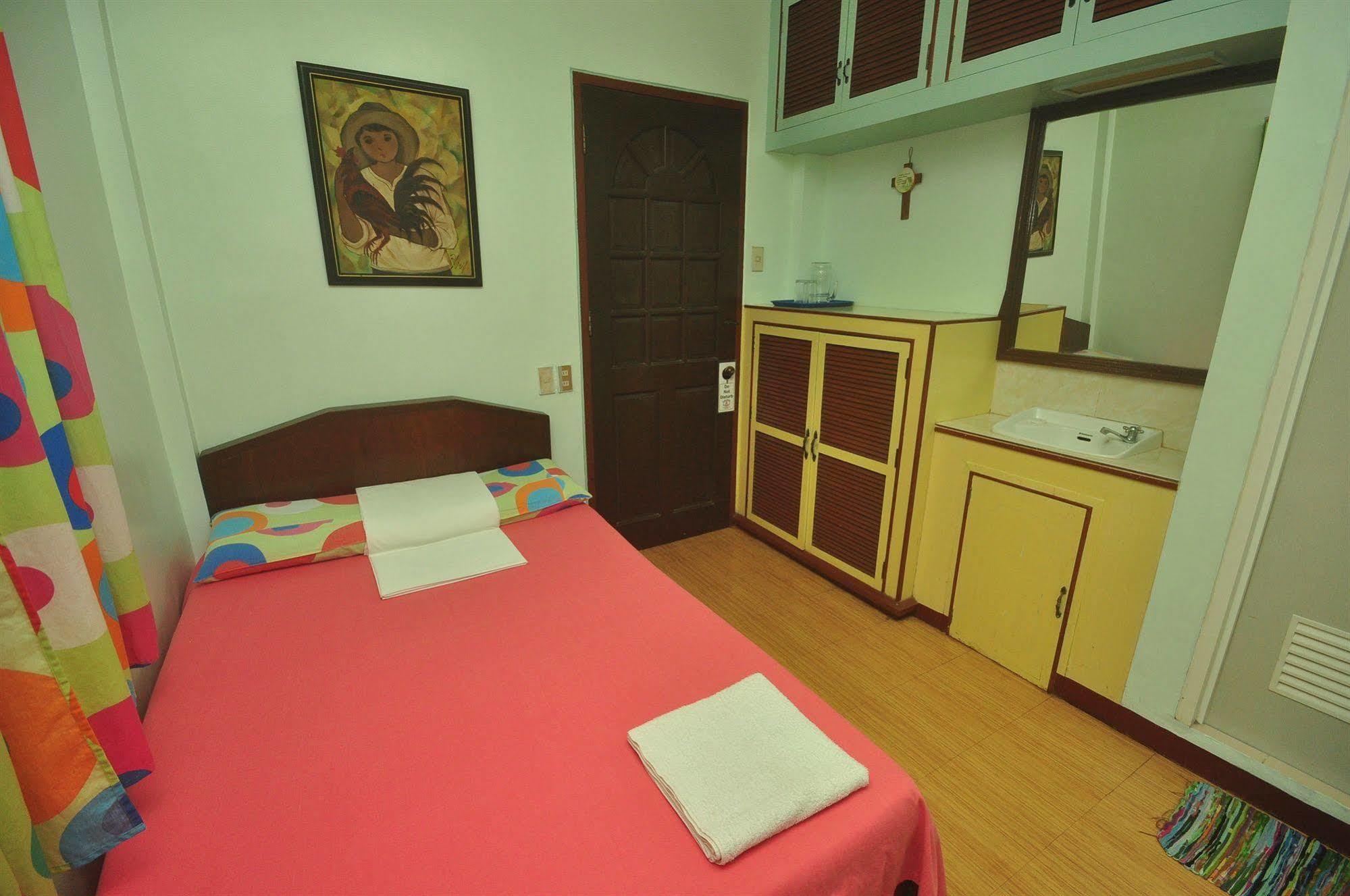 Lola Itang Pension House Tiniguiban Екстер'єр фото