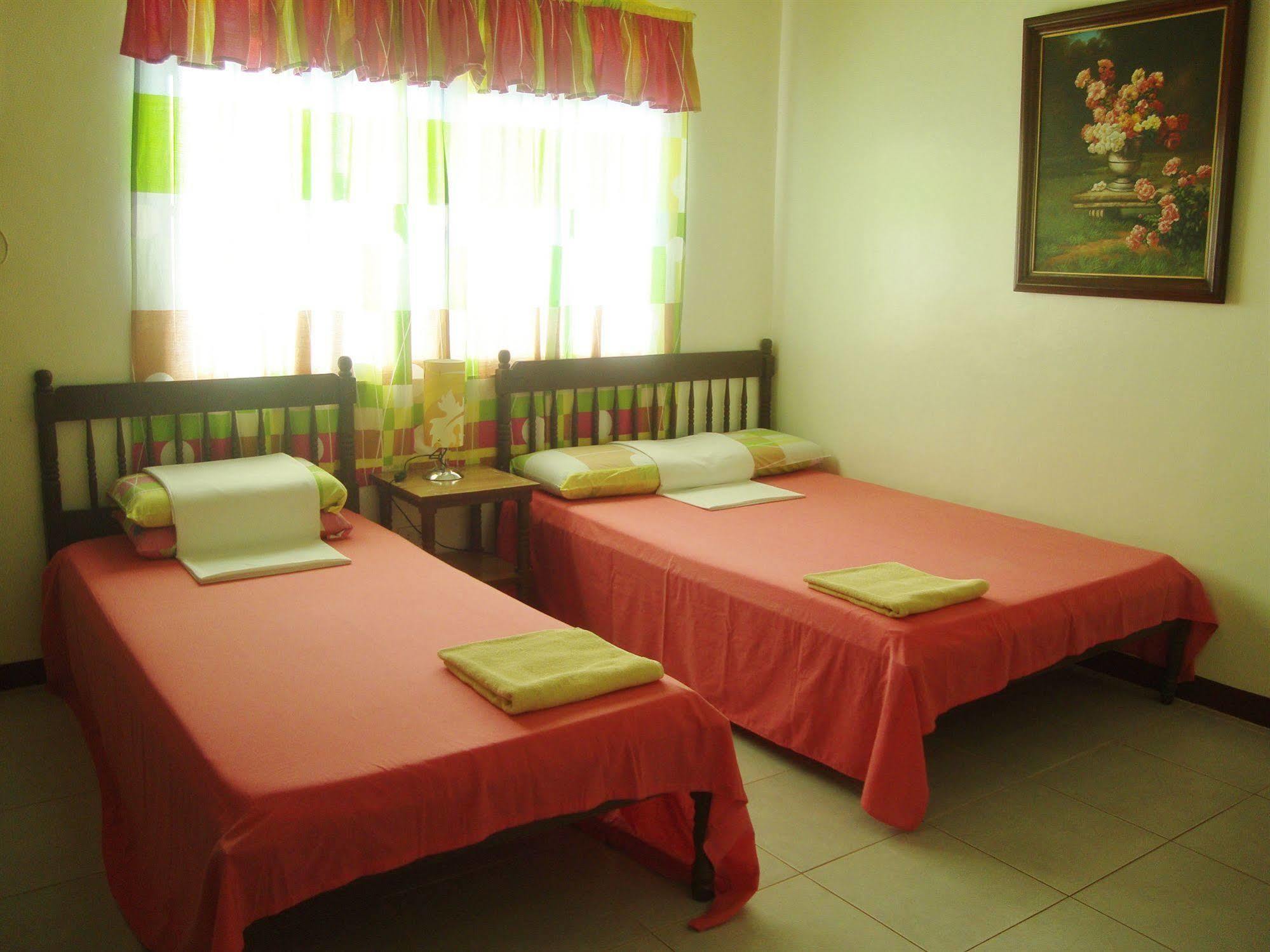 Lola Itang Pension House Tiniguiban Екстер'єр фото