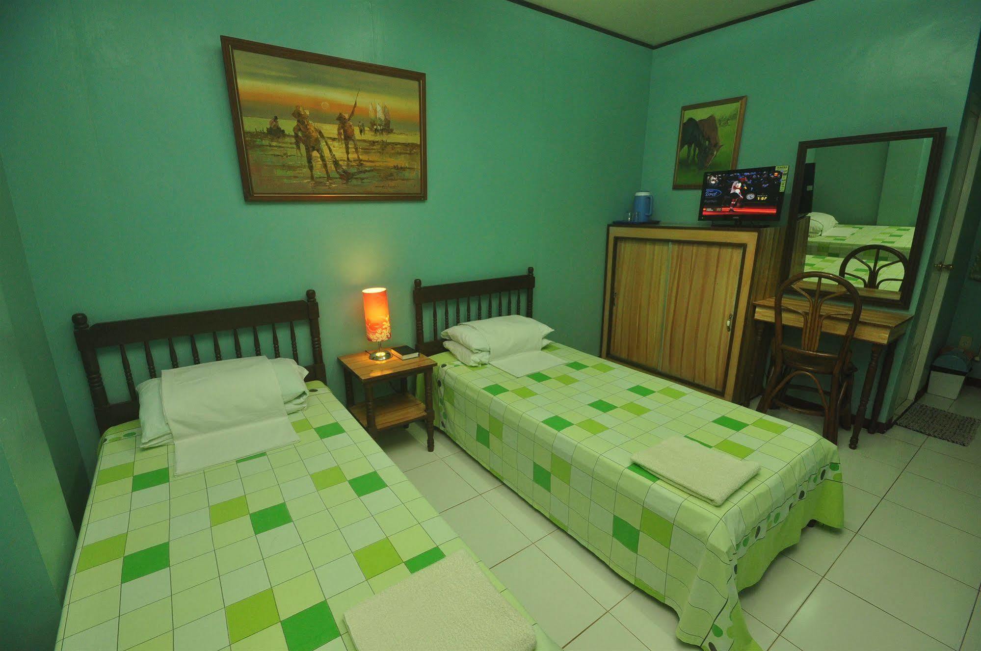 Lola Itang Pension House Tiniguiban Екстер'єр фото