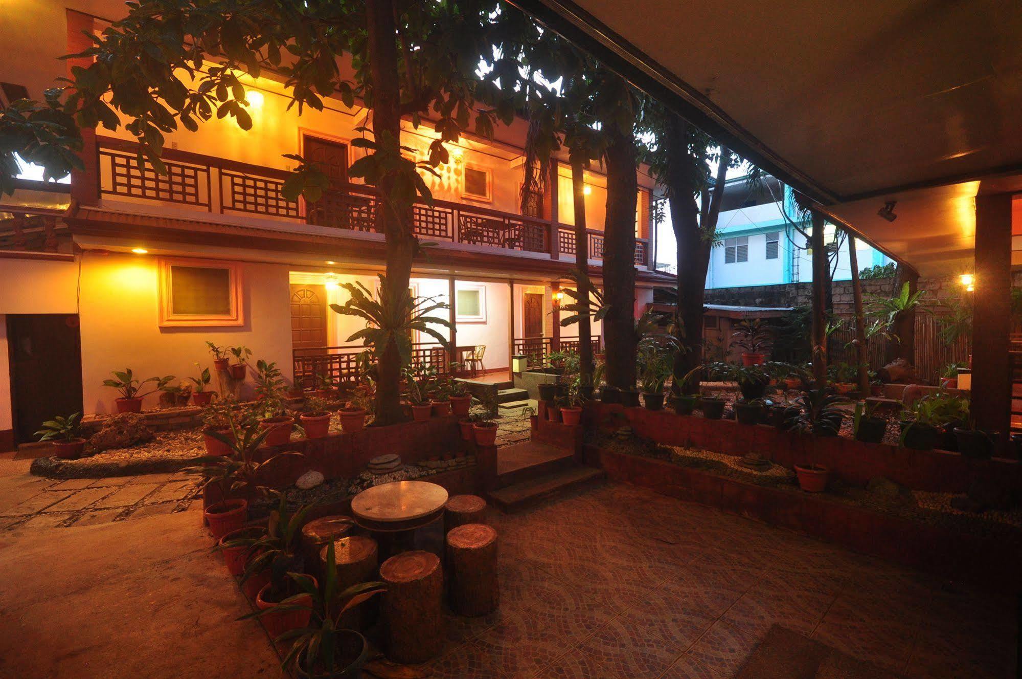 Lola Itang Pension House Tiniguiban Екстер'єр фото