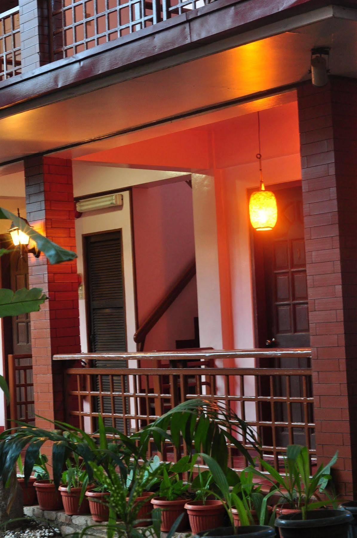Lola Itang Pension House Tiniguiban Екстер'єр фото