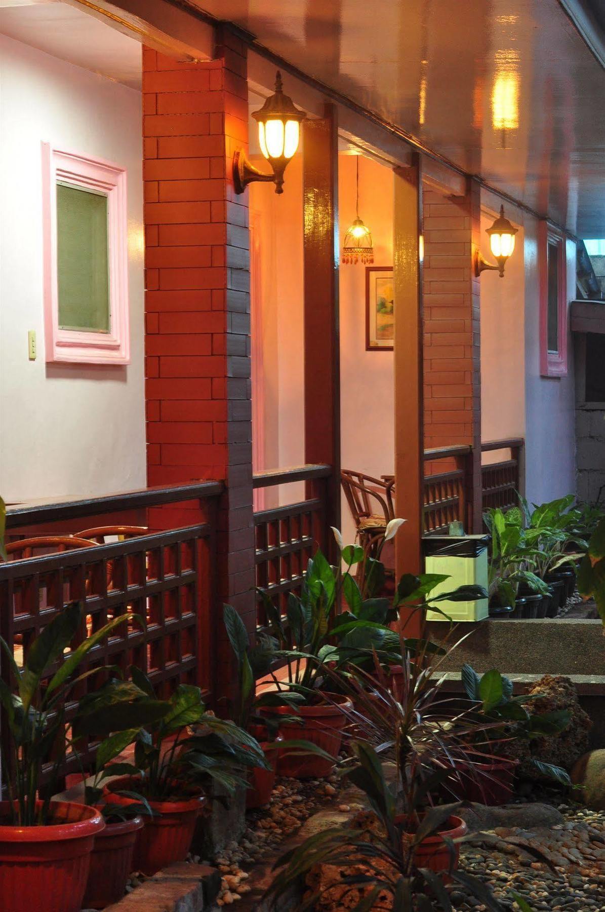 Lola Itang Pension House Tiniguiban Екстер'єр фото