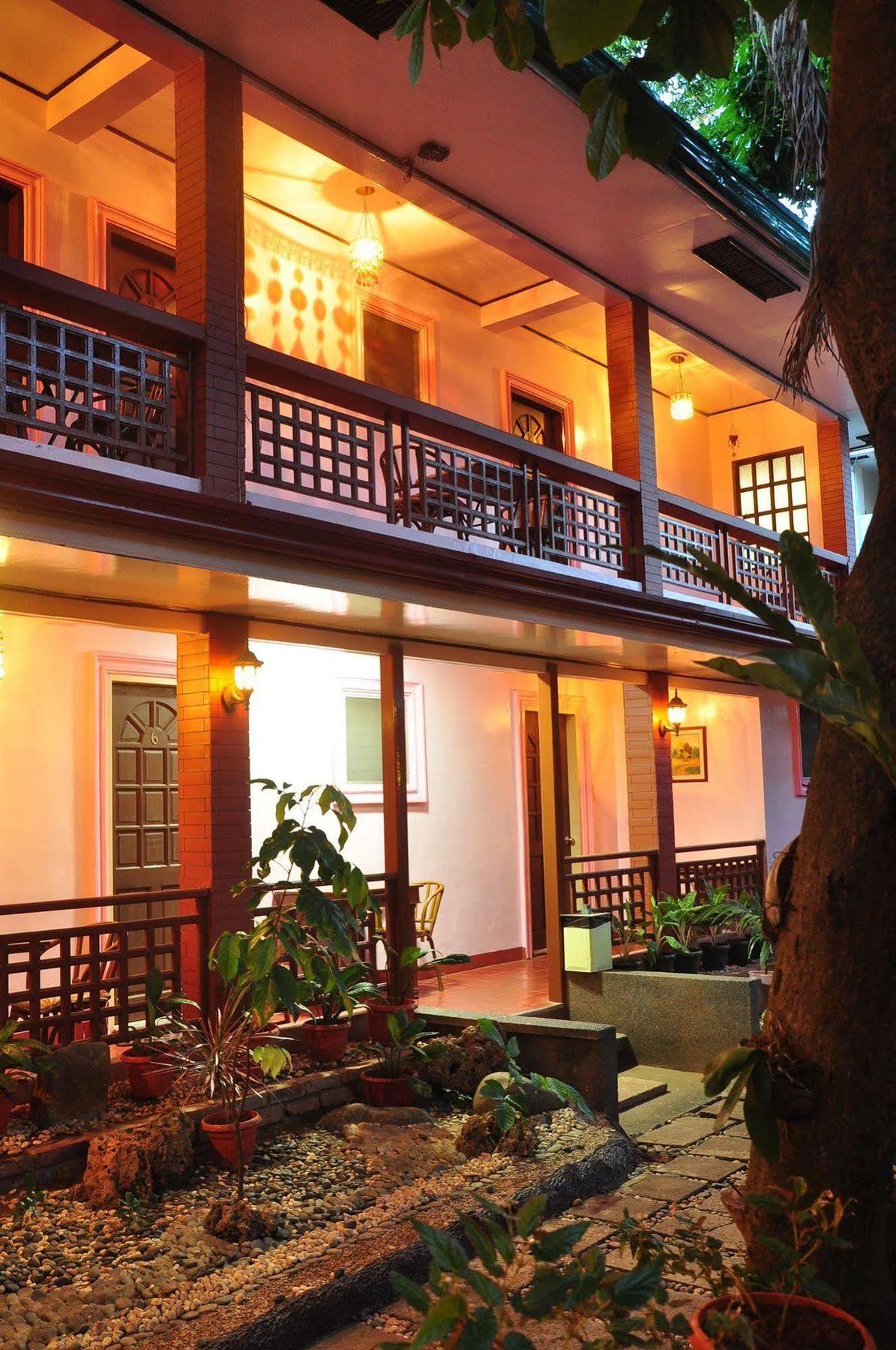 Lola Itang Pension House Tiniguiban Екстер'єр фото