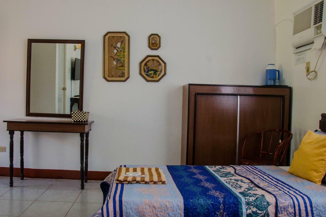 Lola Itang Pension House Tiniguiban Екстер'єр фото